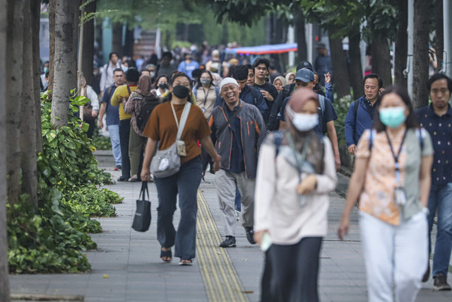 Pekerja melintasi pedestrian saat jam pulang kerja di kawasan Jalan Jenderal Sudirman, Jakarta, Jumat (10/10/2025). Foto: Darryl Ramadhan/kumparan