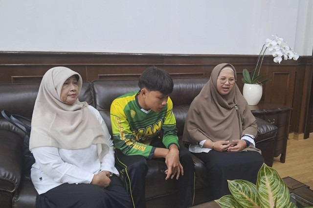 Pertemukan Kepsek SMAN 1 Cimarga nonaktif dengan siswa yang merokok , keduanya saling memaafkan, Rabu (15/10/2025). Foto: Dok. Istimewa