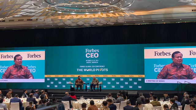 Presiden Republik Indonesia Prabowo Subianto menghadiri Forbes Global CEO Conference 2025 di Hotel ST. Regis, Jakarta Selatan, Rabu (15/10/2025) malam. Foto: Zamachsyari/kumparan