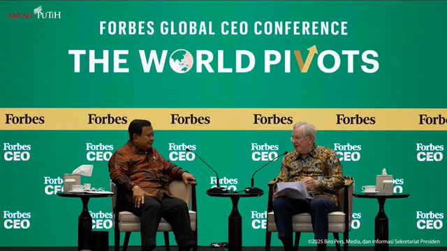 Presiden Prabowo Subianto berdialog dengan pimpinan Utama Forbes, Steve Forbes, pada Forbes Global CEO Conference 2025 di Jakarta, Rabu (15/10/2025). Foto: YouTube/Sekretariat Presiden
