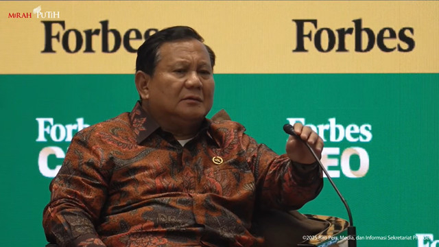 Presiden Prabowo Subianto berdialog dengan pimpinan Utama Forbes, Steve Forbes pada Forbes Global CEO Conference 2025 di Jakarta, Rabu (15/10/2025). Foto: YouTube/Sekretariat Presiden