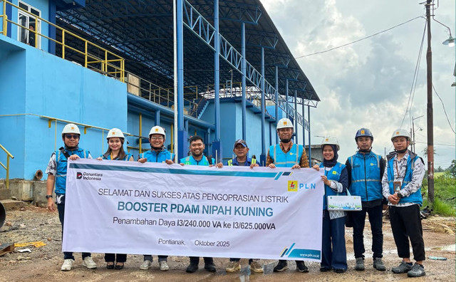 Tim PLN Pontianak bersama Perwakilan PDAM Nipah Kuning, Zainul (kelima dari kiri) berfoto bersama melakukan selebrasi penyalaan tambah daya booster PDAM Nipah Kuning dari Daya 240.000 VA menjadi 625.000 VA. Foto: Dok. PLN UID Kalbar