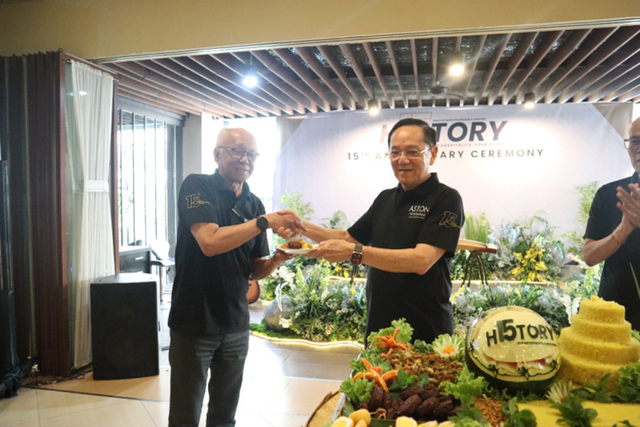 Potong tumpeng General Manager Hotel Aston Pontianak bersama Direksi PT Transera Putra Khatulistiwa. Foto: Dok. Aston Pontianak