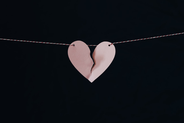 Ilustrasi Patah Hati yang Kupilih kapan tayang. Foto: Unsplash.com/Kelly Sikkema