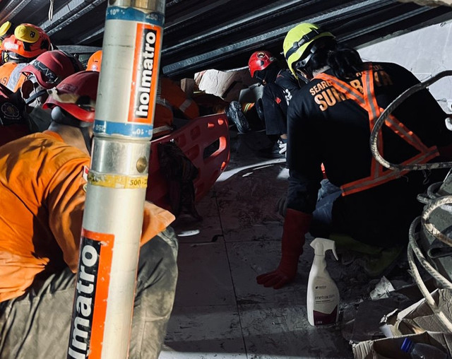 Evakuasi korban ambruknya ponpes di Sidoarjo. Foto: Istimewa