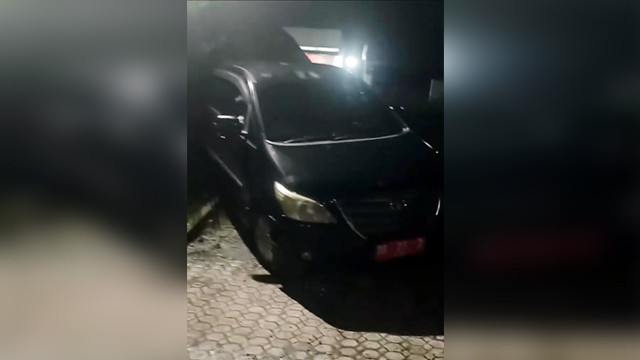 Mobil dinas yang dikendarai pria mabuk dan menabrak pohon. (foto: capture video)