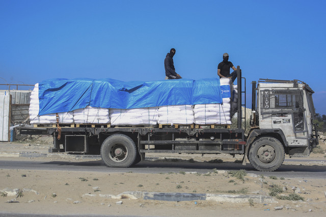 Truk yang membawa bantuan untuk Gaza (15/10/2025). Foto: Bashar Taleb/AFP