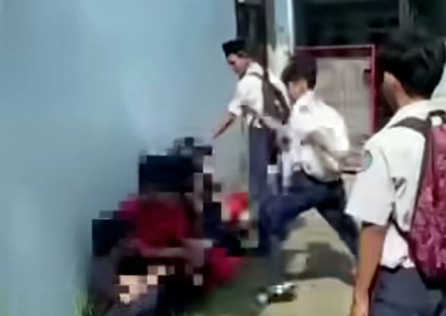 Siswa berseragam SMP di kawasan Tambun Selatan, Kabupaten Bekasi terlibat aksi kekerasan. Foto: Dok. Istimewa