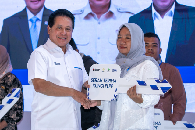 Direktur Utama BRI, Hery Gunardi (kiri) pada penyerahan serah terima kunci Fasilitas Likuiditas Pembiayaan Perumahan (FLPP) pada Sosialisasi Kredit Program Perumahan di Regale International Convention Centre, Medan, Kamis (9/10/2025). Foto: Dok. BRI