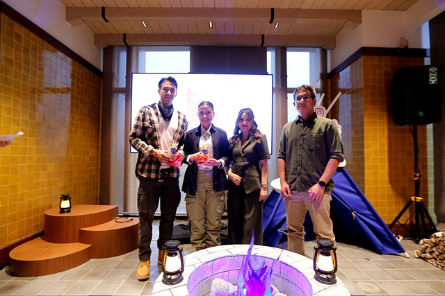 (Ki-Ka) Aktor Darius Sinathrya, Psikolog keluarga dan remaja Samanta Elsener, Direktur Kemitraan Global untuk Meta di Indonesia Revie Sylviana, dan Kepala Kebijakan Publik untuk Meta di Indonesia Berni Moestafa di acara Instagram Safety Camp. Foto: Dok. Meta