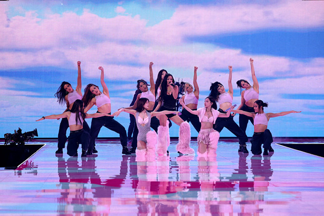 Grup idola Korea Selatan Twice tampil di Victoria's Secret Fashion Show di New York, Rabu (15/10/2025).
 Foto: Angela Weiss/AFP