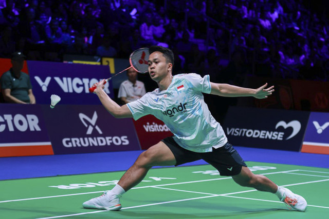 Pebulu tangkis asal Indonesia Anthony Sinisuka Ginting melawan pebulu tangkis Denmark Anders Antonsen pada pertandingan Denmark Open 2025 di Jyske Bank Arena, Odense, Denmark, Rabu (15/10/2025). Foto: Dok. PBSI