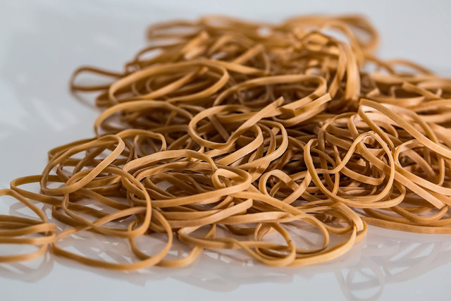 Ilustrasi karet sebagai benda elastis. Foto: Pexels