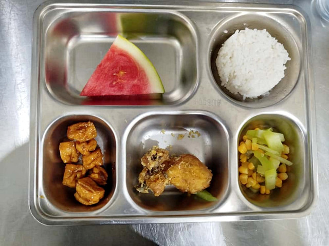 Menu makanan MBG di SMAN 7 Denpasar. Foto: Dok. Humas SMAN 7 Denpasar