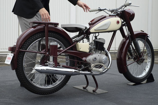 Motor pertama buatan Yamaha, YA-1 disimpan di Yamaha Motor Corporation Head Quarter Japan. Foto: Sena Pratama/kumparan