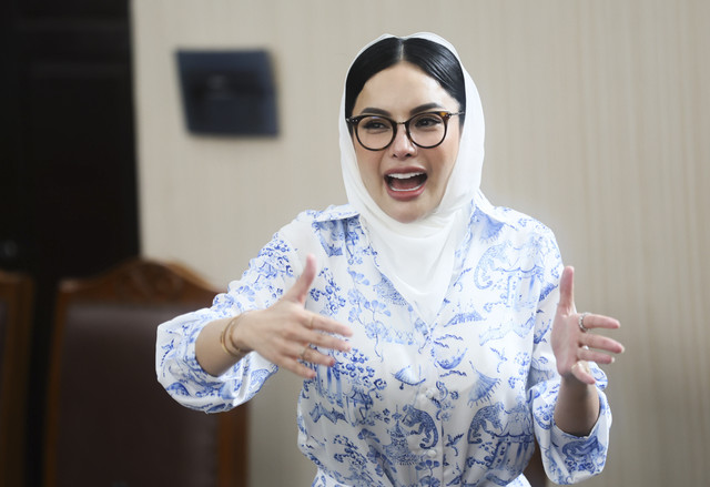 Terdakwa Nikita Mirzani tiba untuk mengikuti sidang di Pengadilan Negeri Jakarta Selatan, Jakarta, Kamis, (16/10/2025). Foto: Agus Apriyanto