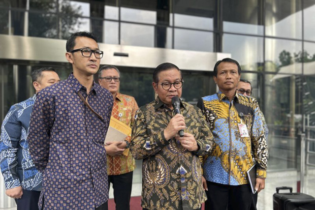 Gubernur DKI Jakarta Pramono Anung bersama Direktur Koordinasi Supervisi Wilayah II Komisi Pemberantasan Korupsi Bahtiar Ujang Purnama dan Juru Bicara KPK Budi Prasetyo memberikan keterangan di Gedung Merah Putih KPK, Jakarta, Kamis (16/10/2025). Foto: KPK/HO Antara