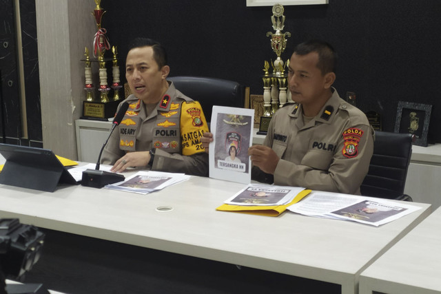 Polisi saat menampilkan foto para pelaku penculikan dan penganiayaan di Polda Metro Jaya pada Kamis (16/10/2025). Foto: Rachmadi Rasyad/kumparan