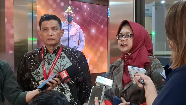 Kuasa hukum Arya Daru Mira Widyawati dan Virza Benzani tiba di Gedung Bareskrim, Kamis (16/10/2025). Foto: Rayyan Farhansyah/kumparan