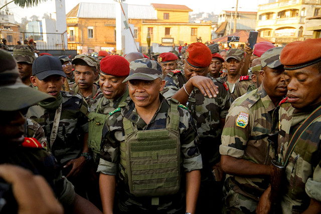 Pangkalan militer Malagasi menyambut Kolonel Michael Randrianirina setelah ia menyatakan akan mengambil alih kekuasaan dalam protes nasional pemadaman listrik di Madagaskar, Selasa (14/10/2025). Foto: Zo Andrianjafy/Reuters