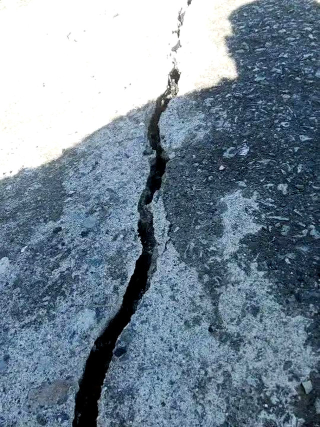 Kerusakan akibat gempa 6,4 magnitudo di Sarmi, Papua, Kamis (16/10/2025) Foto: Dok. BMKG