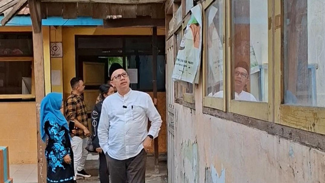 Anggota Komisi X DPR RI, Muhamad Nur Purnamasidi, meninjau langsung kondisi bangunan SD Negeri Sukosari 01 di Desa Sukosari, Kecamatan Kunir, Kabupaten Lumajang, Jawa Timur, pada Jumat (10/10/2025). Foto: Dok. DPR RI