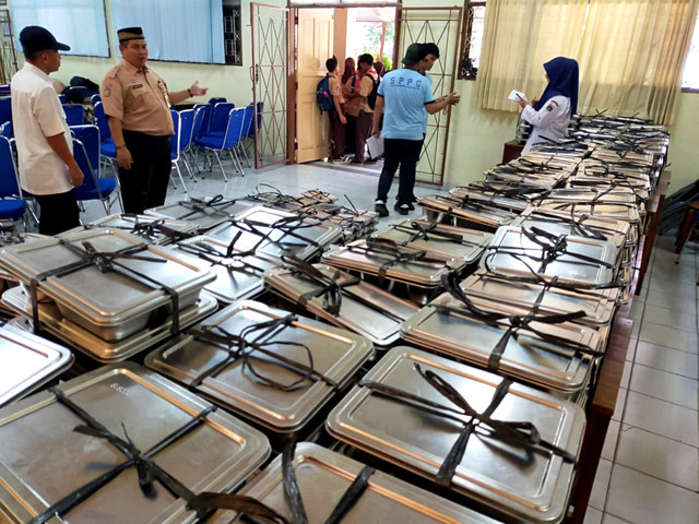 Pembagian makan bergizi gratis (MBG) di SMP Negeri 40 Jakarta. Foto: Dok. Humas SMP Negeri 40 Jakarta