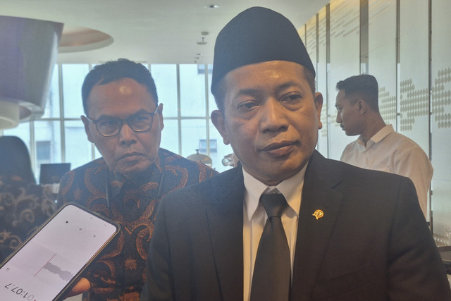 Menteri Koperasi (Menkop) Ferry Juliantono menjawab pertanyaan wartawan saat ditemui di JS Luwansa, Jakarta Selatan, Kamis (16/10/2025). Foto: Argya D. Maheswara/kumparan 
