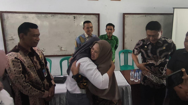 Kepala Sekolah SMAN 1 Cimarga, Kabupaten Lebak, Banten, Dini Pitria dan Tri Indah Alesti selaku ibunda dari siswa yang ditampar karena kedapatan merokok di lingkungan saling memaafkan. Foto: kumparan
