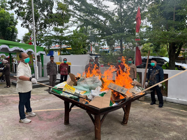 Kejari Pontianak memusnahkan barang bukti berbagai perkara tindak pidana. Foto: Rabiansyah/Hi!Pontianak