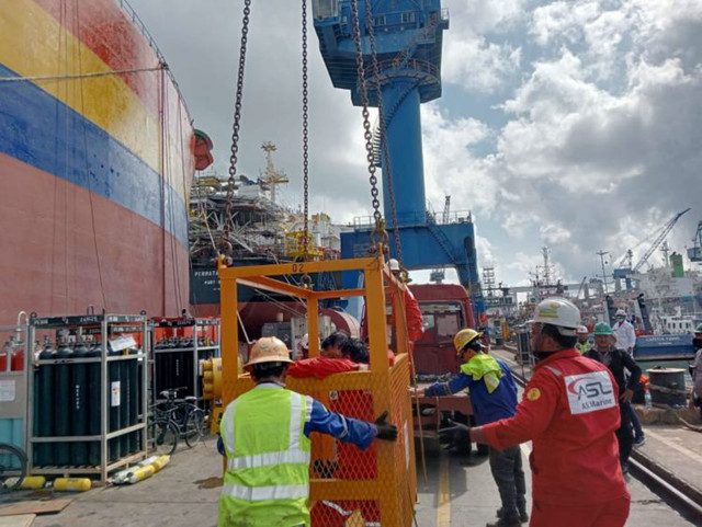 Sejumlah Pekerja PT ASL Shipyard mengevakuasi rekan kerjanya yang menjadi korban meledaknya Kapal Federal II di Galangan PT ASL, Batu Aji, Kota Batam. Foto: Dok. Istimewa
