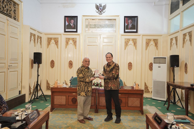 Wakil Gubernur DIY, KGPAA Paku Alam X menerima hibah aset rampasan KPK RI dari Direktur Pelacakan Aset, Barang Bukti, dan Eksekusi KPK RI, Mungki Hadipratikto, di Ndalem Ageng, Kompleks Kepatihan Yogyakarta, Kamis (16/10). Foto: Pemda DIY