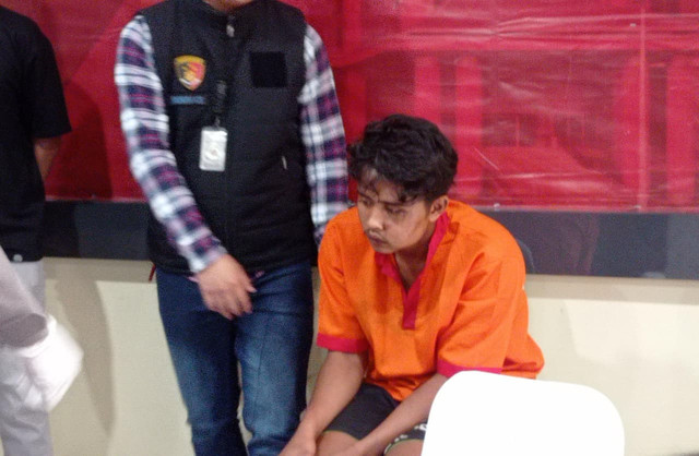 Tampang pelaku pembunuhan wanita hamil yang ditemukan tewas mengenaskan di kamar sebuah hotel di kawasan Jalan Perintis Kemerdekaan, Kelurahan Lawang Kidul, Kecamatan Ilir Timur II, Palembang. Foto : Abdullah Toriq/Urban Id