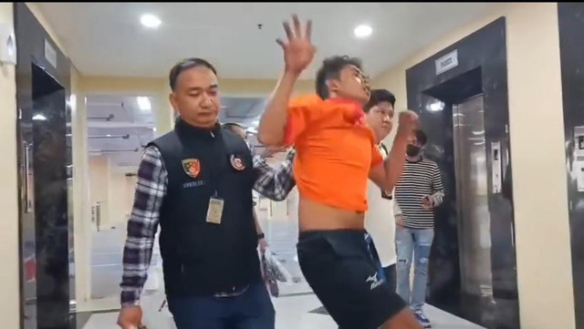 Pelaku pembunuhan, Febrianto alias Febri (22) saat di bawa ke ruangan press rilis di Polda Sumsel. Foto : Istimewa