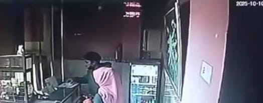 Rekaman CCTV saat Anti Puspitasari (22) dan Febri (22) check ini di hotel hotel di kawasan Jalan Perintis Kemerdekaan, Palembang. Foto : Istimewa