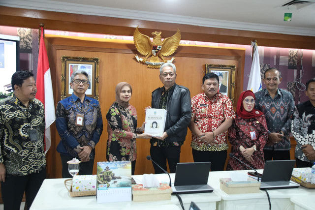 Wamensos Agus Jabo Priyono menerima Bupati Nganjuk Marhaen Djumadi, Kadinsos Provinsi Jatim Restu Novi Widiani, Kadinsos Kabupaten Nganjuk Haris Jatmiko, Perwakilan TP2GD Nganjuk Kelik Widi Wahyuni, serta Kades Nglundo Moh. Ansori Kamis (16/10/2025). Foto: Kemensos RI