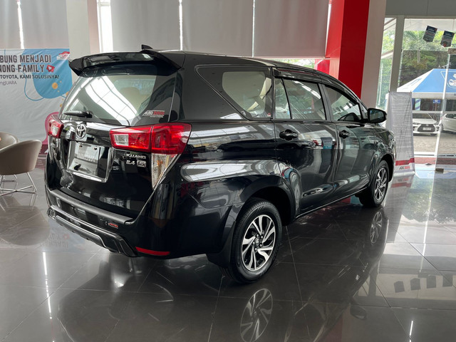 Toyota Kijang Innova Reborn keluaran 2025 di diler Toyota Auto2000 Cibinong, Rabu (15/10/2025). Foto: Syahrul Ghiffari/kumparan