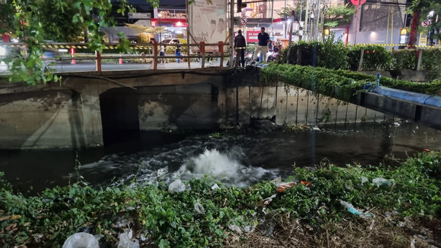 Semburan air disertai gelembung muncul di Kali Gununganyar, Jalan Rungkut Madya, Kecamatan Rungkut, Surabaya, Kamis (16/10/2025). Foto: Farusma Okta Verdian/kumparan