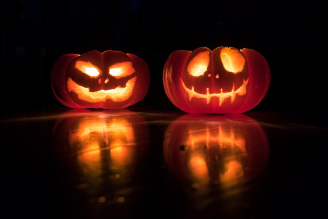 Ilustrasi tempat sewa kostum halloween Bandung, foto: unsplash/David Menidrey