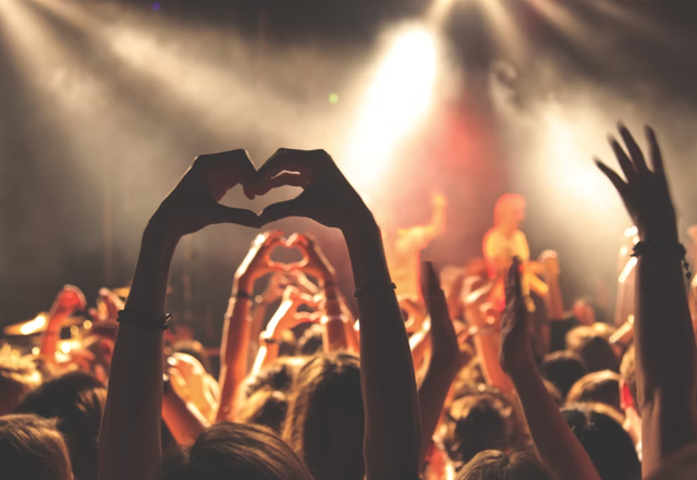 Ilustrasi harga tiket konser nancy ajram jakarta 2025. Sumber: Unsplash/Anthony Delanox