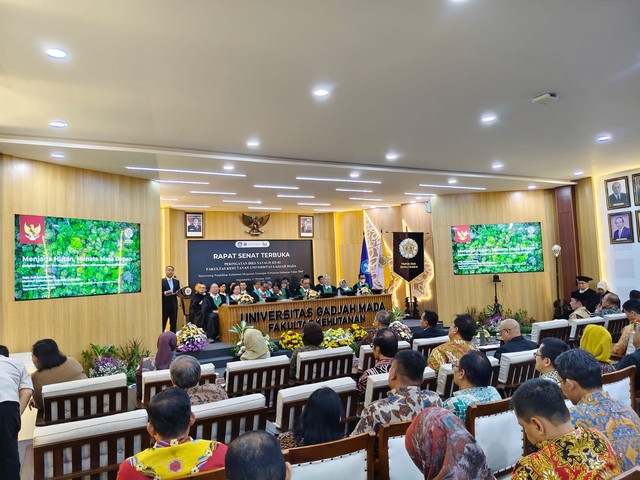 Menteri Kehutanan Raja Juli Antoni berpidato di Rapat Senat Terbuka Peringatan Dies Natalis ke-62 Fakultas Kehutanan UGM di Auditorium Fakultas Kehutanan UGM, Jumat (17/10). Foto: Arfiansyah Panji Purnandaru/kumparan