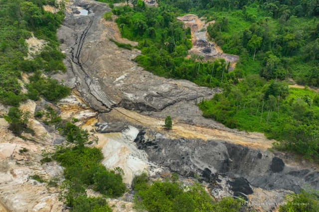 Satgas melakukan pemasangan plang di bekas lokasi tambang ilegal di Bukit Tengkorak, Kabupaten Kutai Kertanegara.