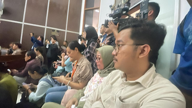Kakak Delpedro Marhaen, Delpiero Hegelian; dan ibu Delpedro, Magda Antista, menghadiri sidang perdana praperadilan Delpedro melawan Polda Metro Jaya, di PN Jakarta Selatan, Jumat (17/10/2025). Foto: Fadhil Pramudya/kumparan
