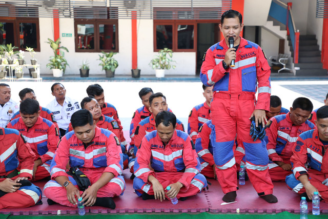 Elvanio Santoso atau Neo, salah satu Tim Rescue DPKP Kota Surabaya. Foto: Diskominfo Surabaya 