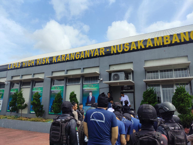 Sejumlah Wargabinaan Lapas Wilayah Daerah Khusus Jakarta dipindahkan ke Lapas High Risk Karang Anyar Nusakambangan (Foto: Istimewa).