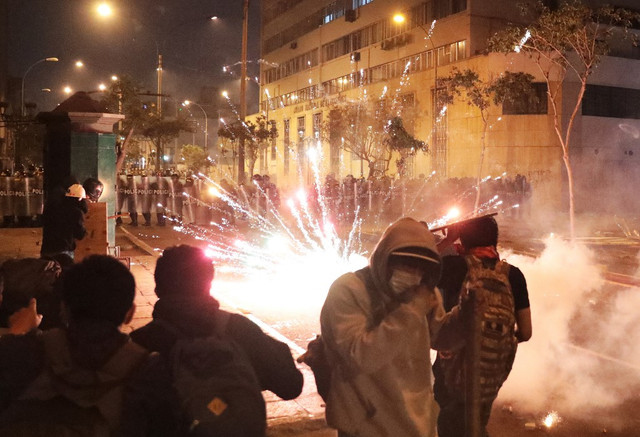 Serangan petasan dan kembang api kepada petugas kepolisian saat kerusuhan di Peru, 16 Oktober 2025. Foto: CONNIE FRANCE CALDERON MARTEL/AFP