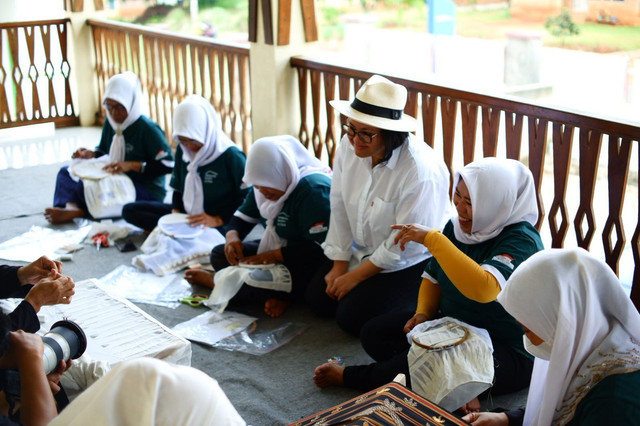 Astra melakukan pemberdayaan di Kampung Berseri Astra Negeri Katon, penghasil kain tapis Lampung. Foto: Dok. Astra