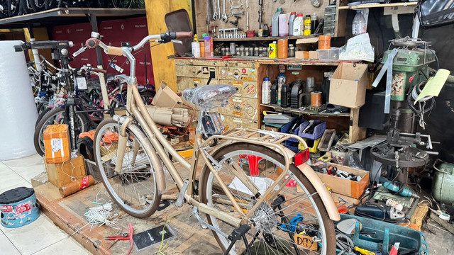 Bengkel sepeda di toko Adi Mitra. Foto: Gracetika JP/Pandangan Jogja.
