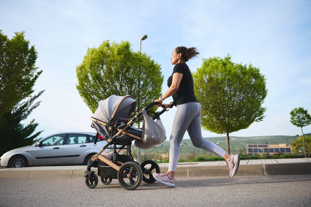 Ilustrasi ibu olahraga sambil membawa stroller. Foto: Shutterstock