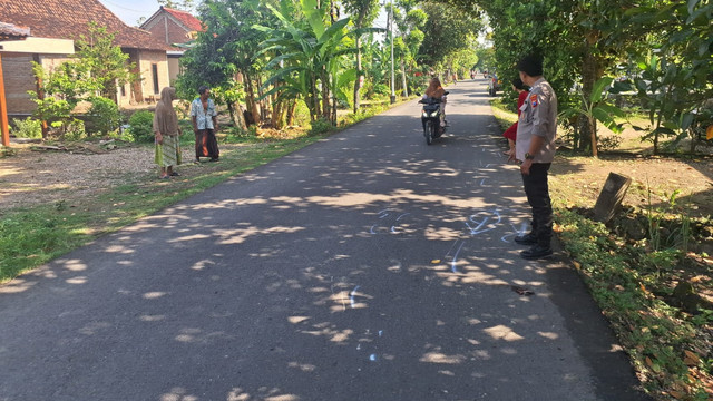 Petugas, saat lakukan olah TKP kecelakaan lalu lintas di Jalan PUK Kalitidu-Ngasem, turut Desa Bareng, Kecamatan Ngasem, Kabupaten Bojonegoro, Jawa Timur. Jumat (17/10/2025) (Aset: Istimewa)